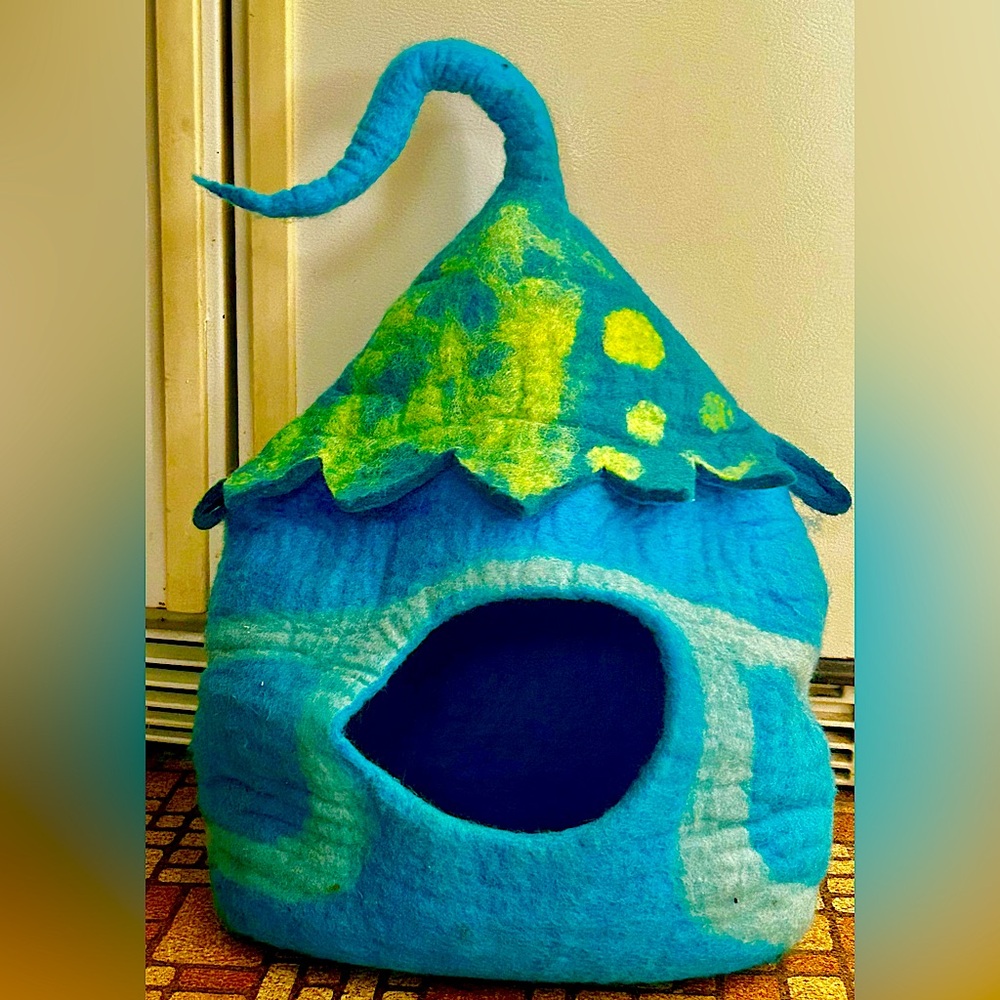 100% Sheep wool felt cat pod/ Cat cave/ Cat bed